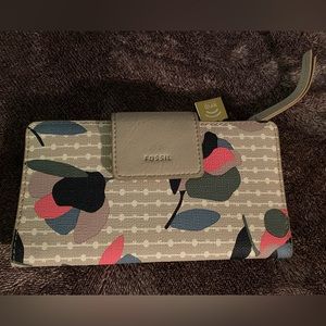 NWT Fossil wallet with lots of space for cards and a zip pouch for change.